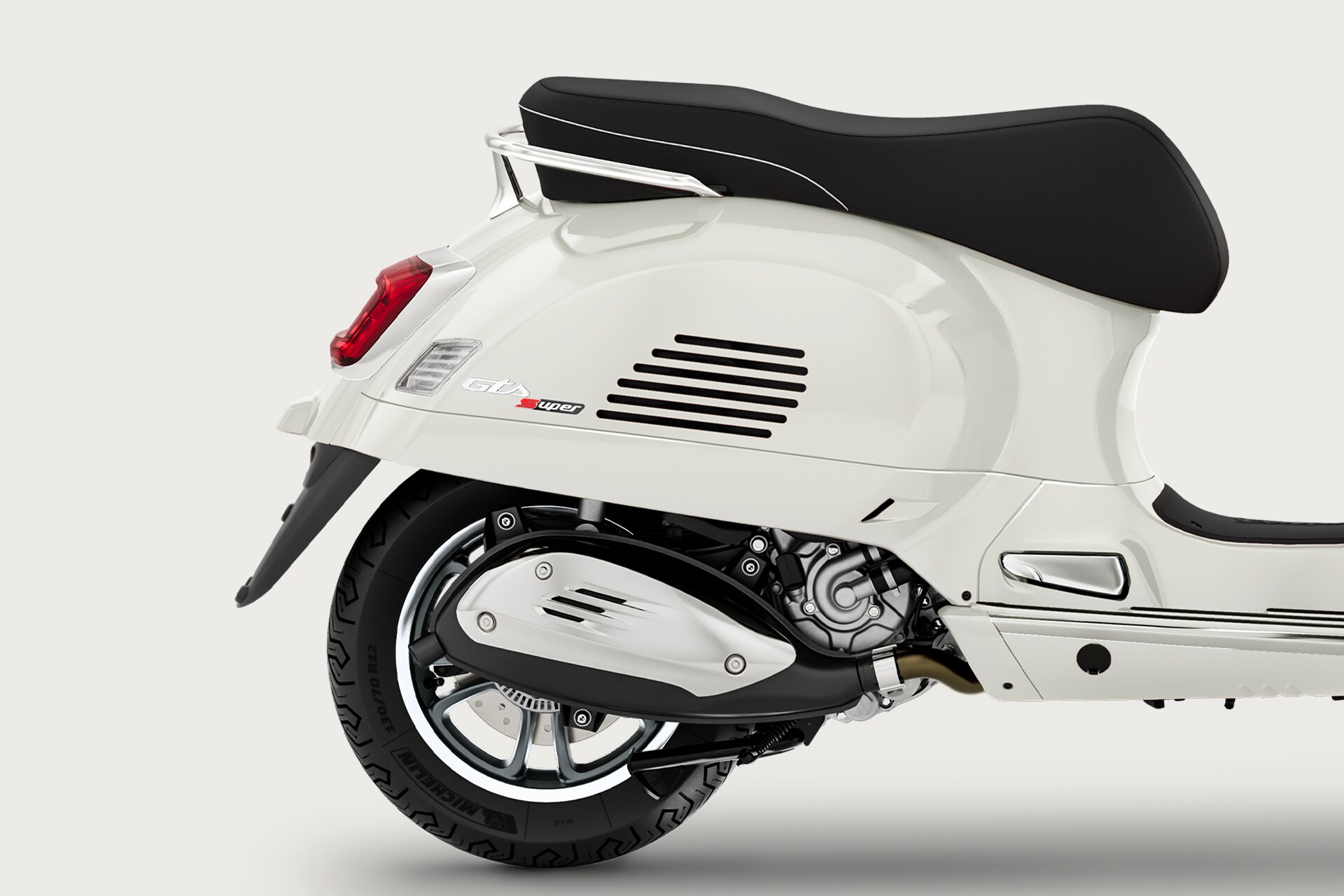 ベスパ GTS300ie 白 車検予備検対応車 半額配送キャンペーン  期間限定車体価格 現状渡し諸経費０円 激安 横浜 P-Yard Vespa GTS Super 300：価格、燃費、カラー
